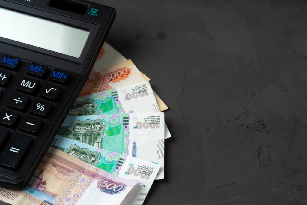 Ставки по вкладам в рублях в мае снизились на 0,3%