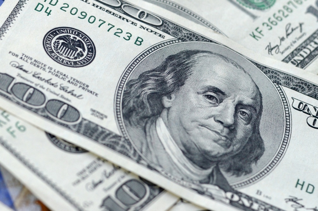 Доллар упал ниже 80 рублей на межбанковском рынке Доллар упал ниже 80 рублей на межбанковском рынке