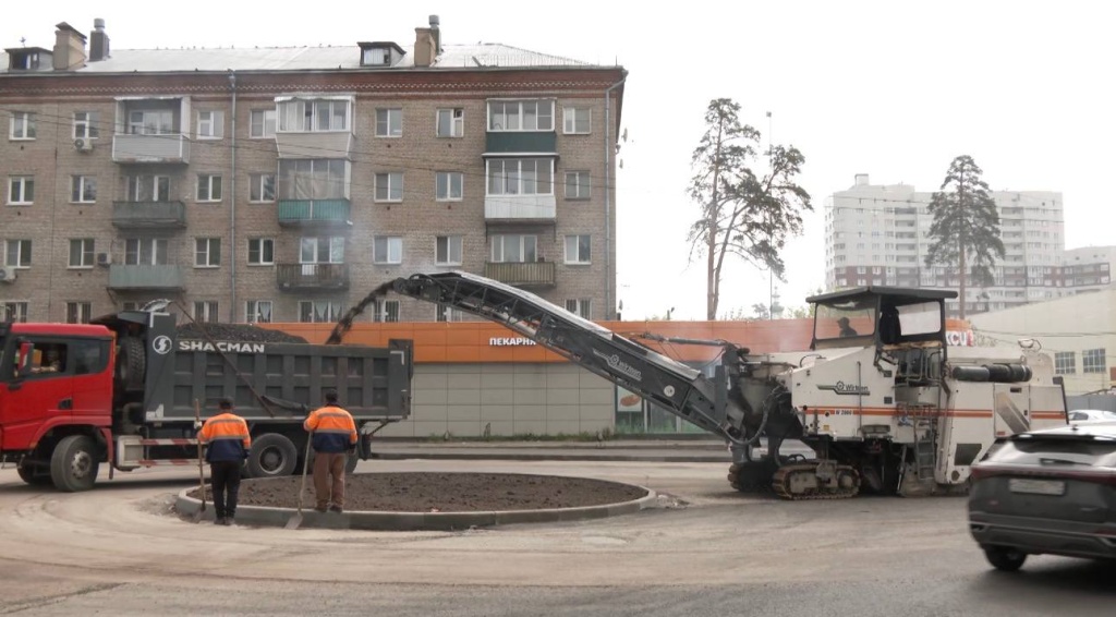 В подмосковном Пушкинском продолжается комплексный ремонт Акуловского шоссе — от замены асфальта до организации кругового движения