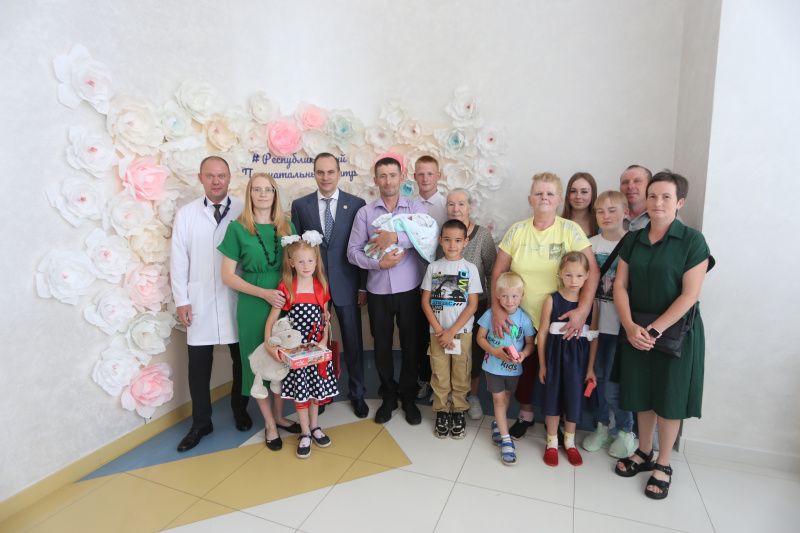 Глава Мордовии Артём Здунов поздравил многодетную семью Баландиных с рождением четвертого сына