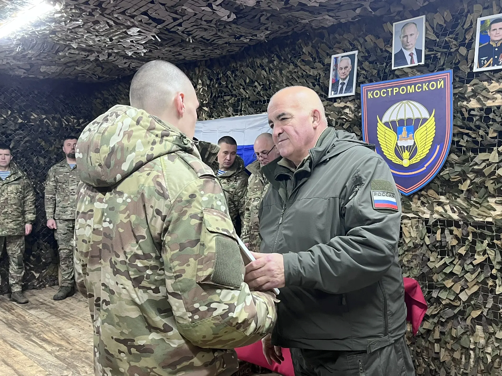 Губернатор Сергей Ситников в зоне СВО вручил костромским десантникам государственные награды и рассказал о новой технике Губернатор Сергей Ситников в зоне СВО вручил костромским десантникам государственные награды и рассказал о новой технике