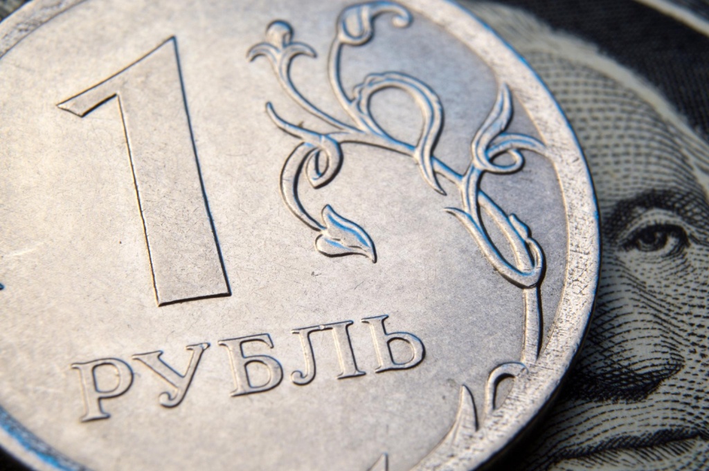 Впервые с августа 2024 года доллар официально стоит меньше 86 рублей