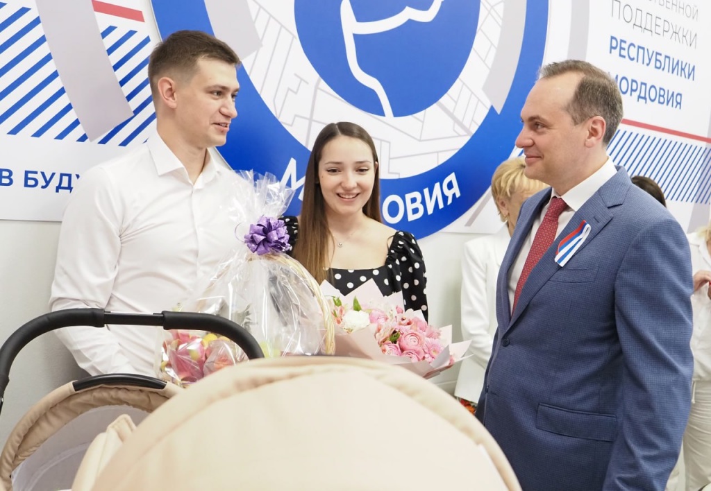 В День России Глава Мордовии наградил семейные пары медалями и подарками