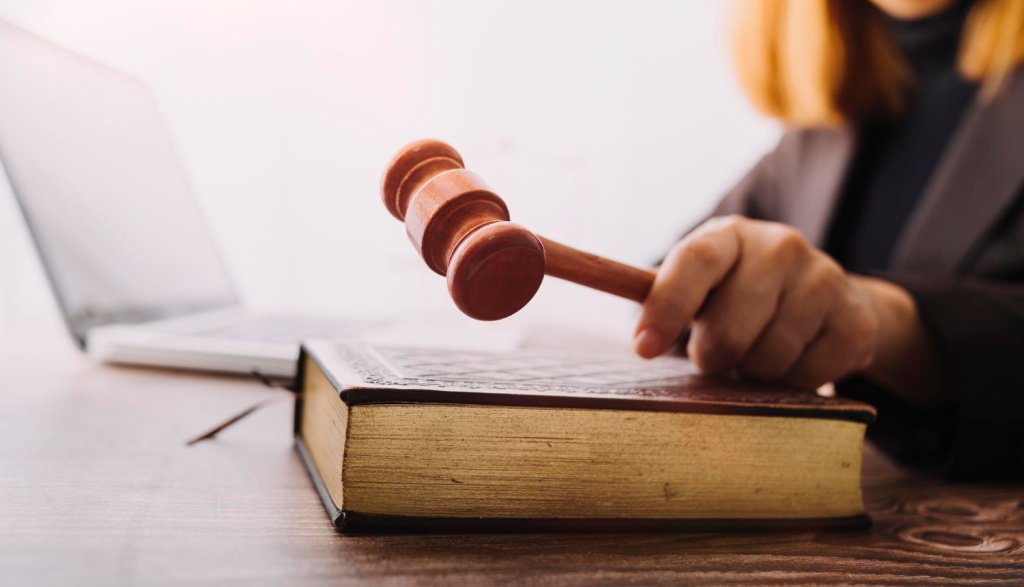 Компания Владислава Бакальчука подала к нему иск на 37 миллиардов рублей Компания Владислава Бакальчука подала к нему иск на 37 миллиардов рублей