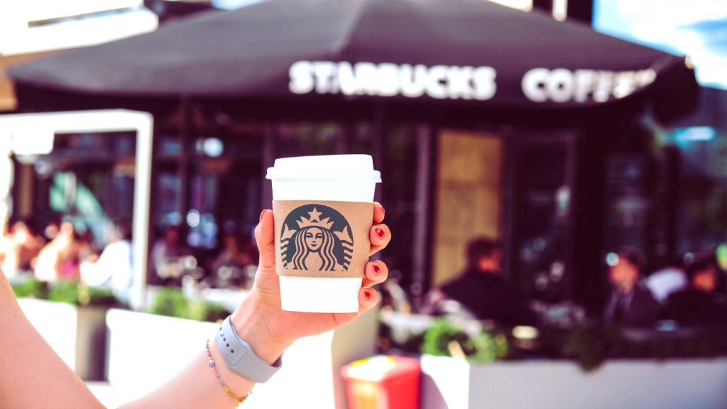 Starbucks присоединяется к ценовой войне в Китае, предлагая скидки на чайные напитки