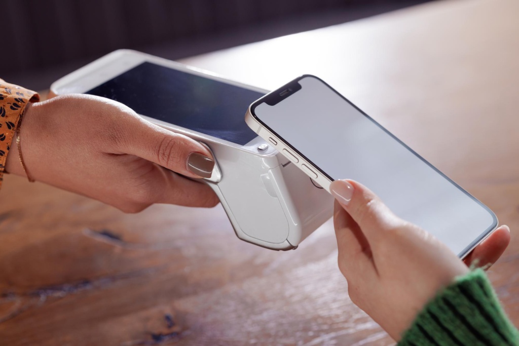 МТС запустила пилот бесконтактной оплаты для iPhone и Apple Watch