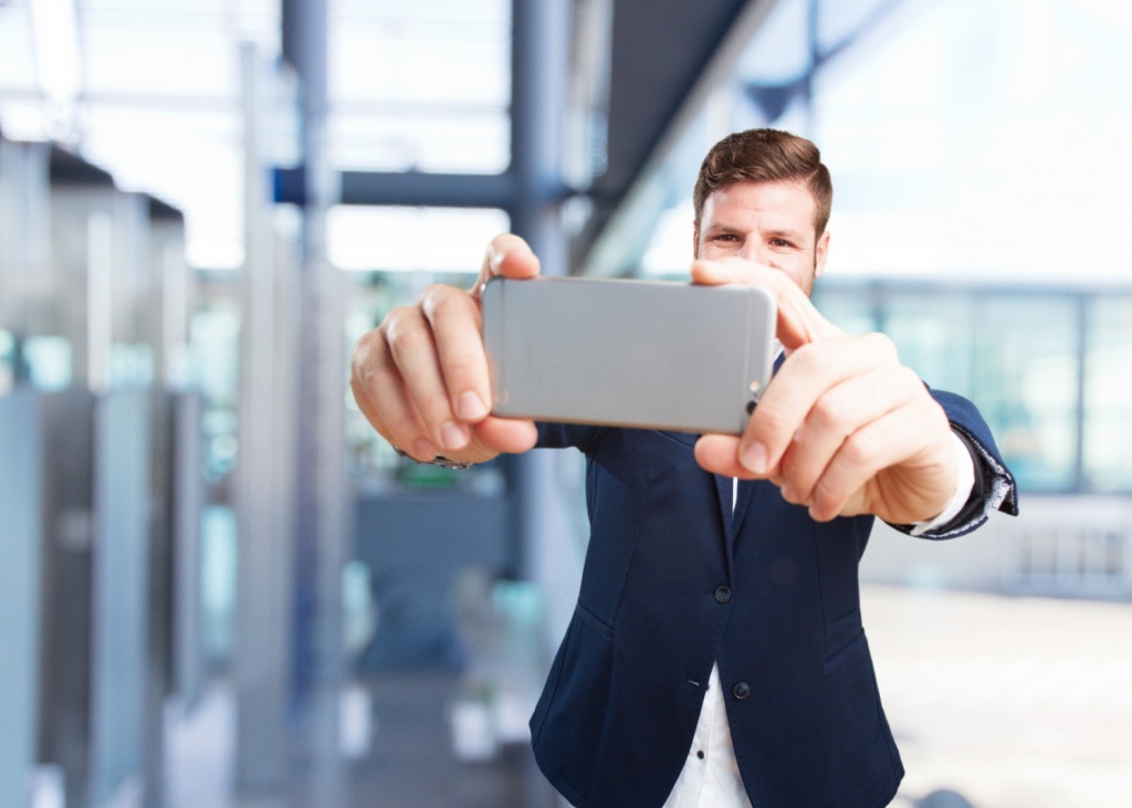 ВТБ внедрил подтверждение операций по селфи для защиты от мошенников