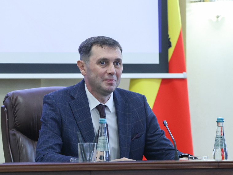 Сергей Петрин поздравил воронежских стобалльников: мэр вручил выпускникам именные часы и пригласил на практику в администрацию