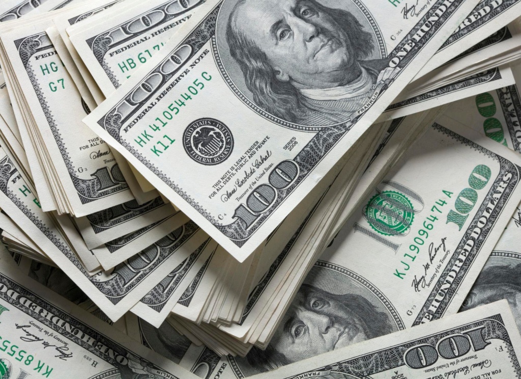 Reuters: курс юаня упал до четырехмесячного минимума по отношению к доллару