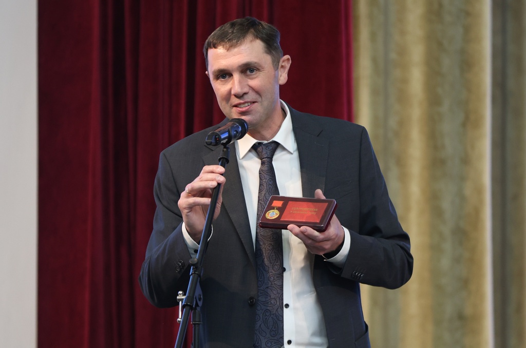 Мэр Воронежа Сергей Петрин вручил ректору ВГПУ памятный знак «Воронеж — город воинской славы» в День учителя и в день 95-летия вуза