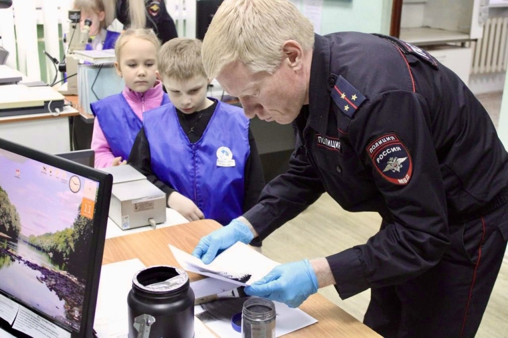 Воспитанники подготовительной группы Иланского детского сада №20 познакомились с работой красноярской транспортной полицией