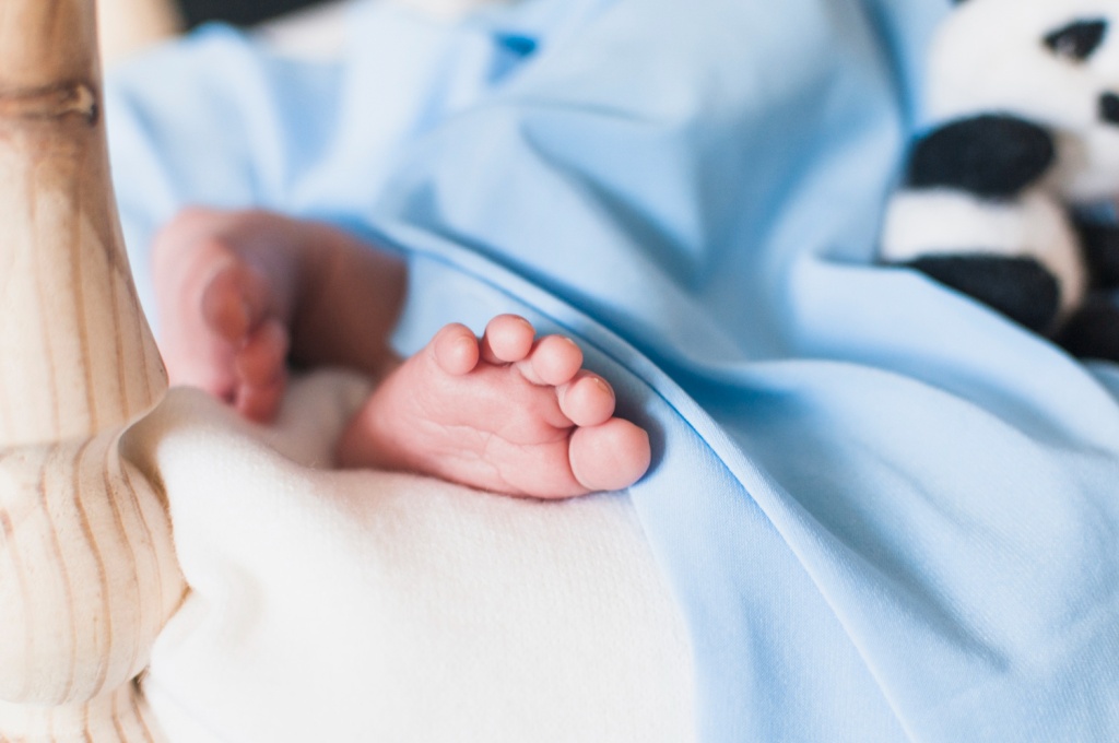 Врачи из Санкт-Петербурга спасли младенца, проглотившего деталь пластикового яйца