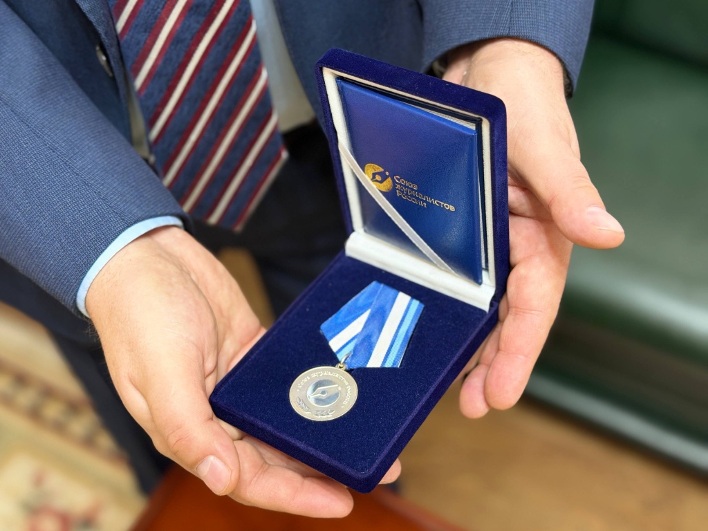 Губернатор Костромской области Сергей Ситников получил высший знак признания от профессионального сообщества за системную поддержку СМИ