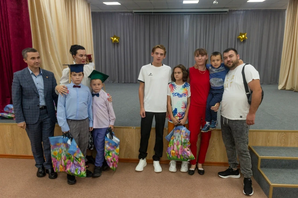 Детям из многодетных семей в Новосибирске подарили канцелярию ко Дню знаний Детям из многодетных семей в Новосибирске подарили канцелярию ко Дню знаний