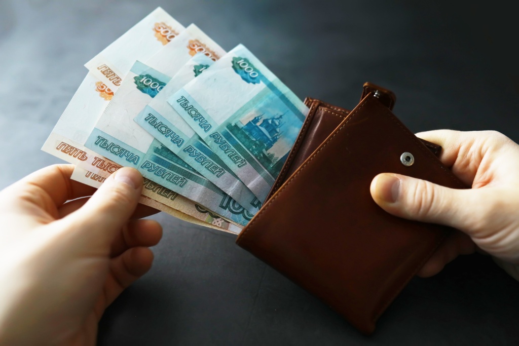 В Госдуме предложили привязать выплату зарплат к уровню МРОТ