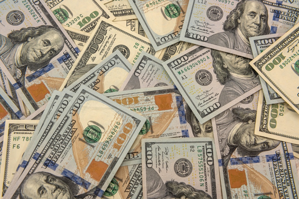 На валютной бирже стоимость доллара опустилась до уровня ниже 81 рубля