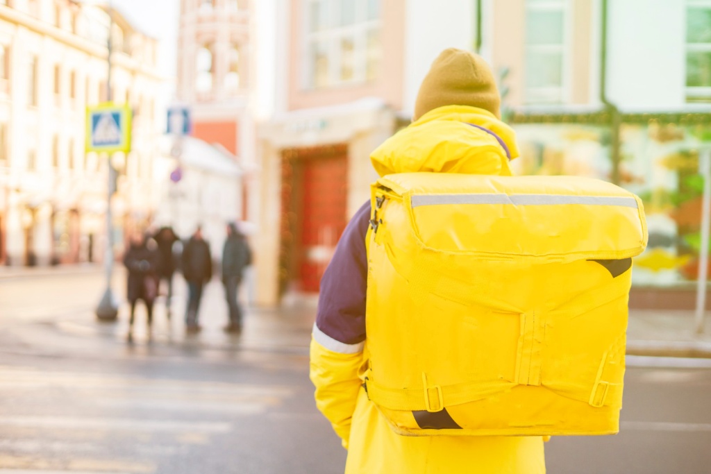 Власти Петербурга объяснили запрет на работу для мигрантов в сфере услуг