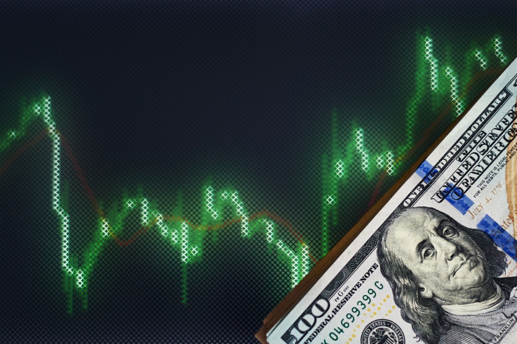 Официальный курс доллара превысил 100 рублей впервые с октября 2023 года