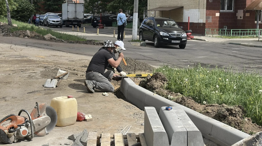 Двор на улице Бережок в Ивантеевке преображается: масштабное благоустройство с расширением парковок Двор на улице Бережок в Ивантеевке преображается: масштабное благоустройство с расширением парковок
