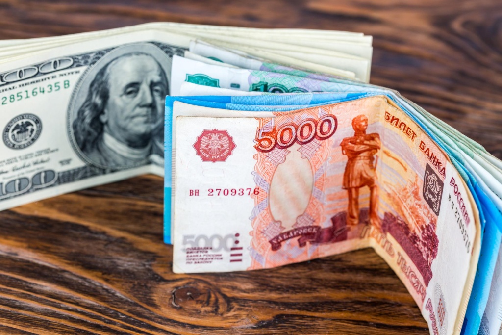 Россияне в марте в четыре раза чаще обменивали доллары, чем евро