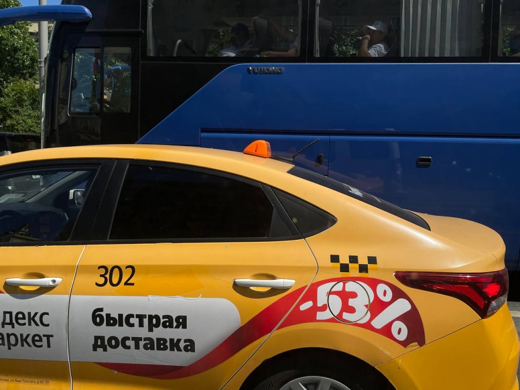 Мишустину пожаловались на серый рынок такси из-за высоких цен в агрегаторах