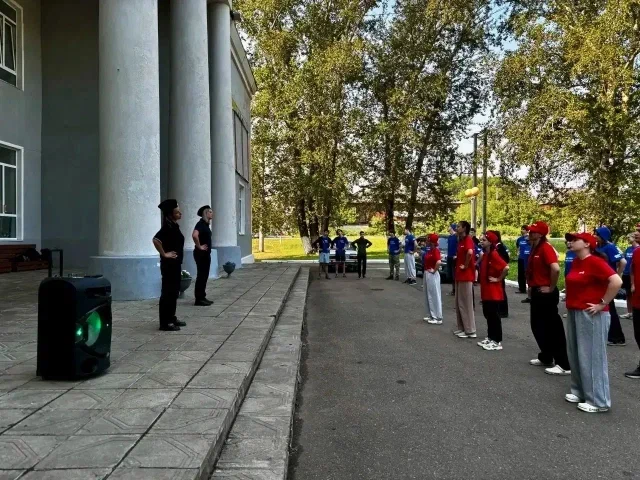 «Зарядка со стражем порядка»: транспортные полицейские Красноярского края провели спортивную акцию для юных железнодорожников «Зарядка со стражем порядка»: транспортные полицейские Красноярского края провели спортивную акцию для юных железнодорожников