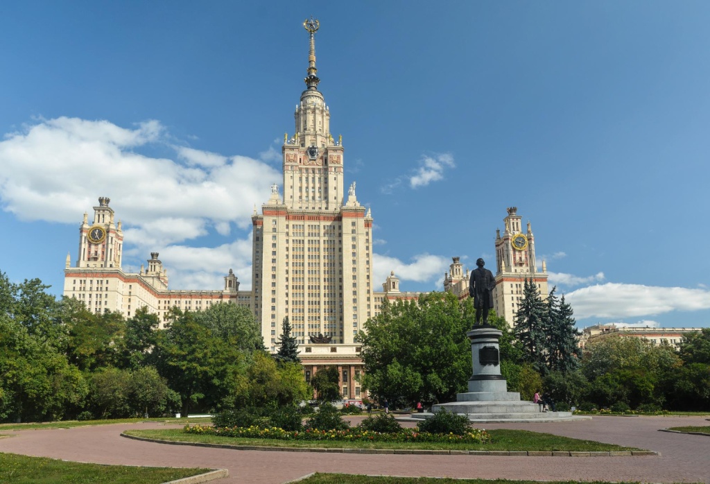 С нового учебного года в России начнут регулировать платные места в вузах