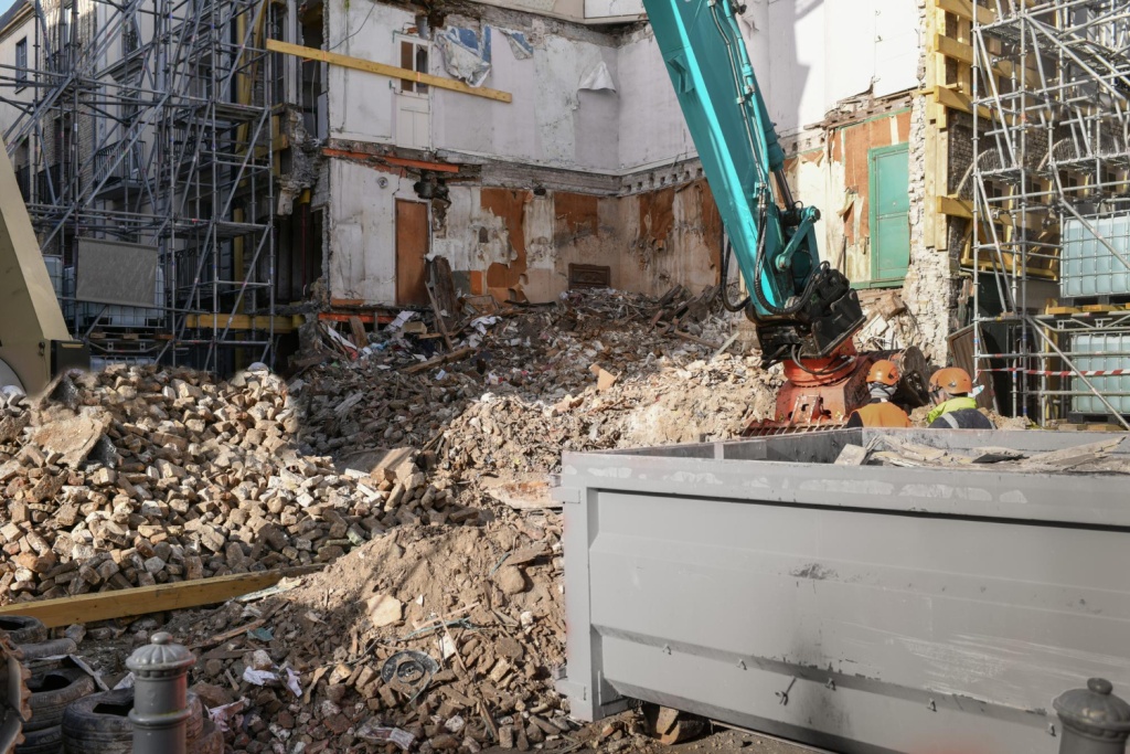 В Брянске идёт снос ветхих домов В Брянске идёт снос ветхих домов