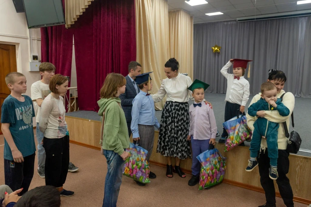 Детям из многодетных семей в Новосибирске подарили канцелярию ко Дню знаний Детям из многодетных семей в Новосибирске подарили канцелярию ко Дню знаний