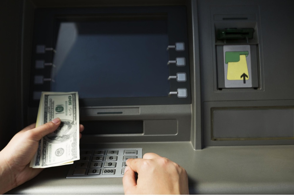 Райффайзенбанк назвал ошибкой новость о продаже долларов в банкоматах