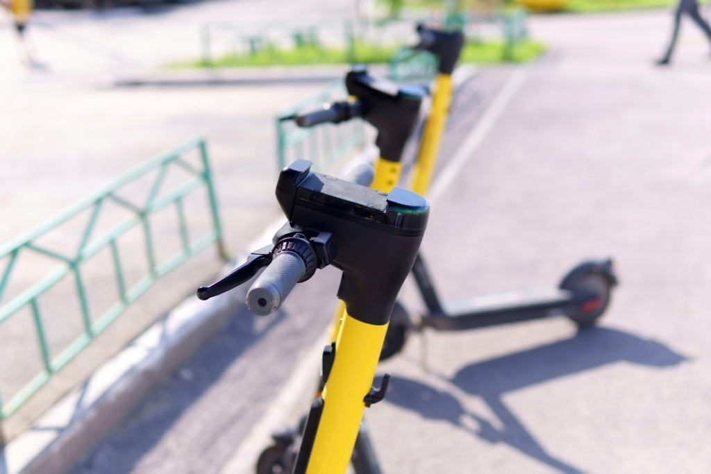 Операторы снизили максимальную скорость электросамокатов на тротуарах