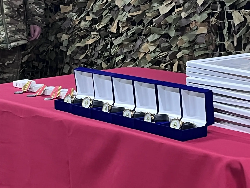 Губернатор Сергей Ситников в зоне СВО вручил костромским десантникам государственные награды и рассказал о новой технике Губернатор Сергей Ситников в зоне СВО вручил костромским десантникам государственные награды и рассказал о новой технике