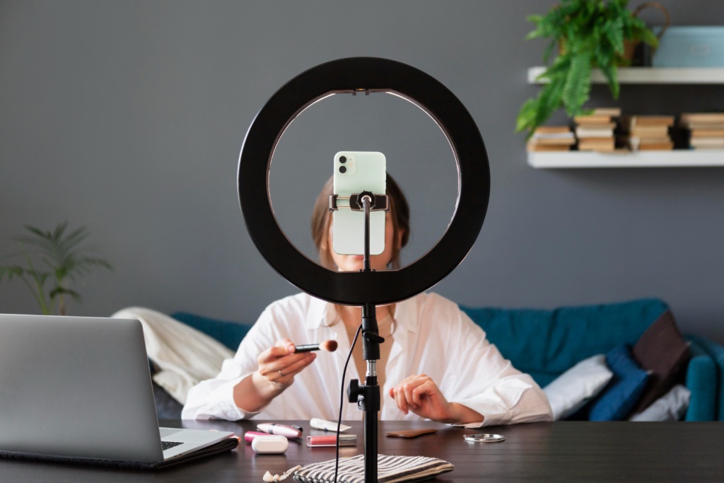 За четыре дня блогеры подали более 13 тысяч заявлений в Минцифры За четыре дня блогеры подали более 13 тысяч заявлений в Минцифры