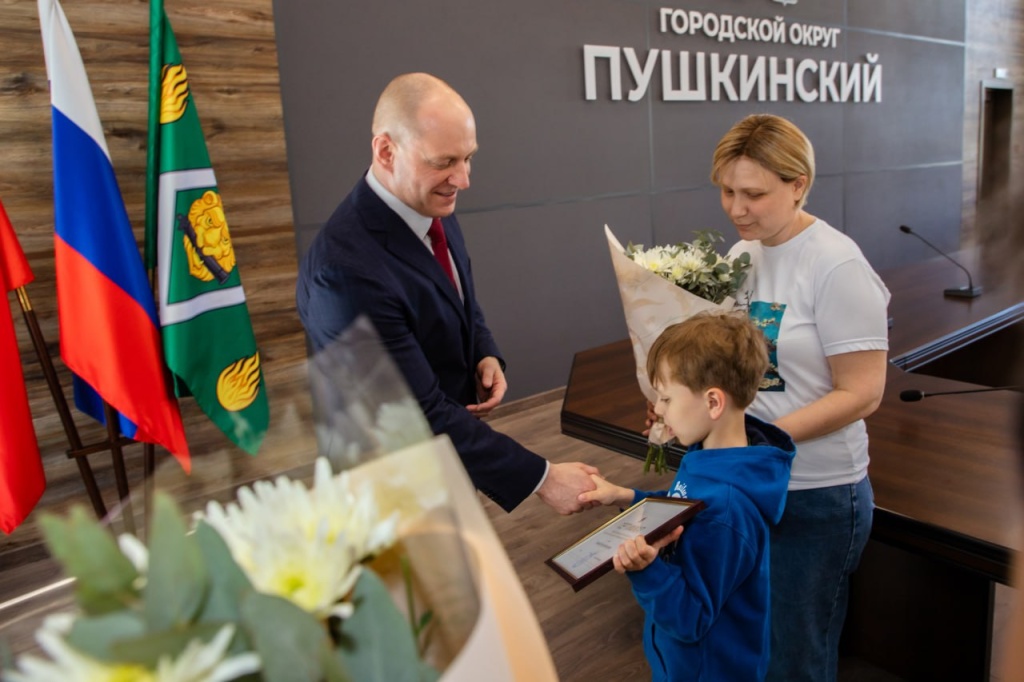 Глава Пушкинского вручил двум семьям, проживающим округе, сертификаты на переселение из аварийного жилья