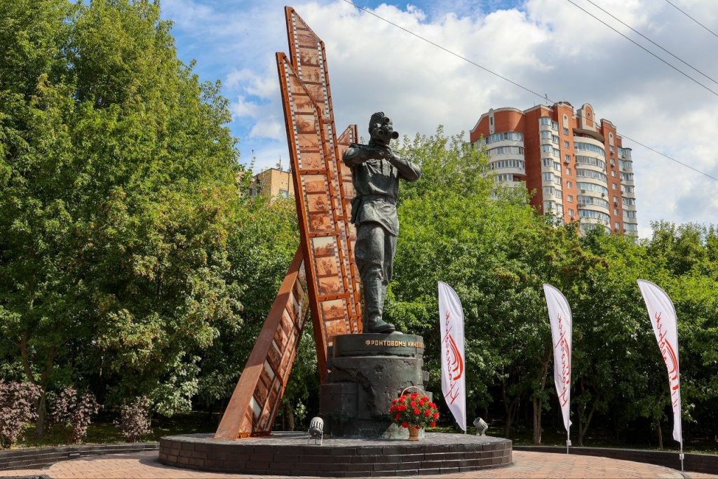 В Красногорске у памятника фронтовому кинооператору прошла церемония возложения цветов В Красногорске у памятника фронтовому кинооператору прошла церемония возложения цветов