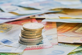 Евро пробил отметку в 100 рублей: что происходит на валютном рынке