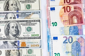 Доллар и евро потеряли более 1,7 рубля: рубль набирает силу